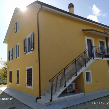 Cortile nel Conero