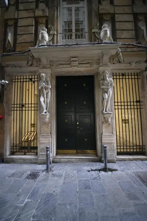 Nik Rooms