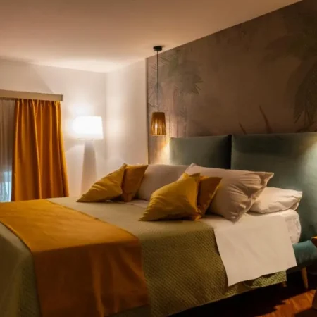 Two rooms Chiaia