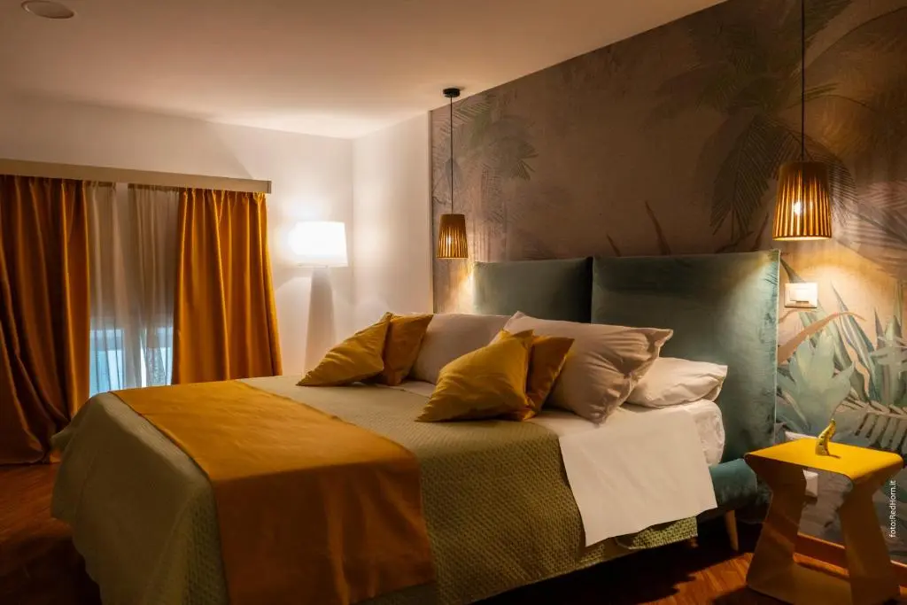 Two rooms Chiaia