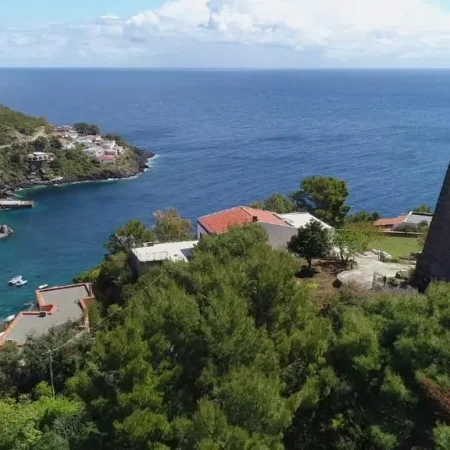 Sotto la Torre e sopra il porticciolo