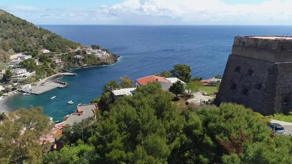 Sotto la Torre e sopra il porticciolo